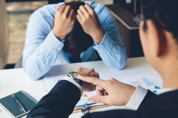 Bos Menunjuk Pada Menyalahkan Jam Tangan Karyawannya Untuk Konsep Time — Stok Foto