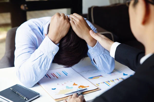 Affärsmän Uppmuntrar Affärsman Trösta Uppmuntrande Vän Trösta Ett Arbete Kollegium — Stockfoto