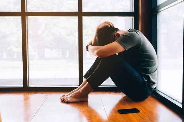 Depressziós Ember Szomorú Boldogtalan Férfi Földön Tartja Homlokát Miközben Fáj — Stock Fotó