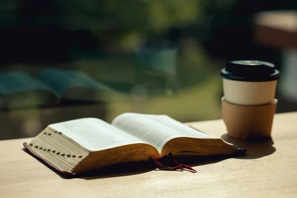 Aufgeschlagenes Buch Mit Tasse Kaffee Auf Holztisch Neben Dem Fenster — Stockfoto