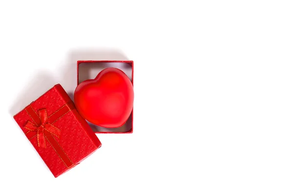 Rött Hjärta Form Presentförpackning Isolerad Vit Bakgrund — Stockfoto
