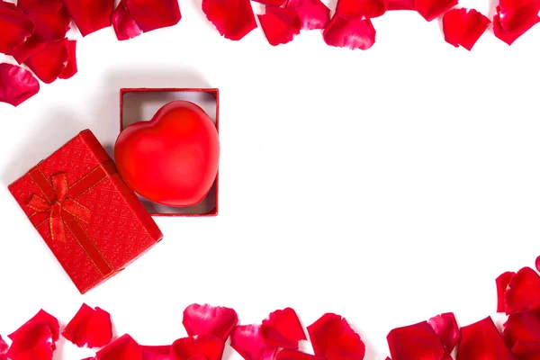 Κόκκινο Σχήμα Καρδιάς Κουτί Δώρου Και Κόκκινα Ροδοπέταλα Λευκό Φόντο — Φωτογραφία Αρχείου