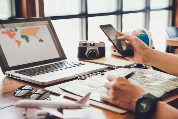 Hombre Joven Usando Teléfono Inteligente Planificación Vacaciones Trip Travel Vacaciones — Foto de Stock