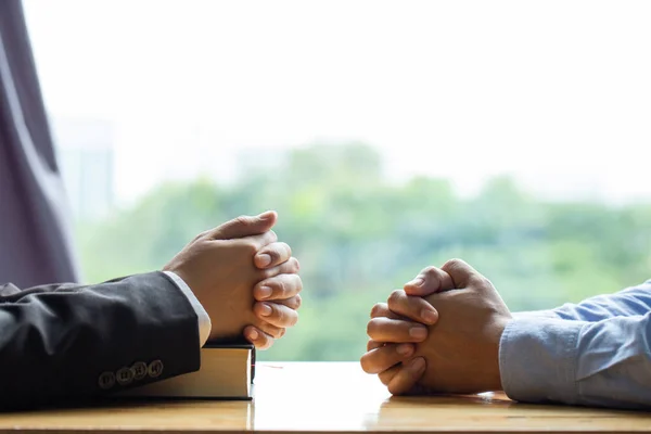 Christenen Bijbelstudie Concept Christenen Die Elkaars Hand Vasthouden Samen Bidden — Stockfoto