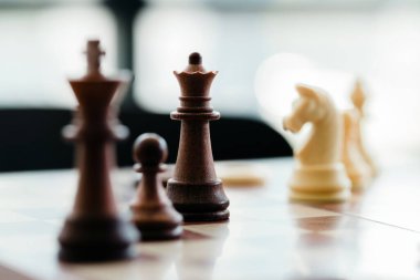 Tahta oyununda tahta satranç taşları, strateji ve iş konseptinde rekabet.