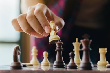 Yarışma başarısında satranç figürünün hareket eden eli. strateji, yönetim veya liderlik kavramı