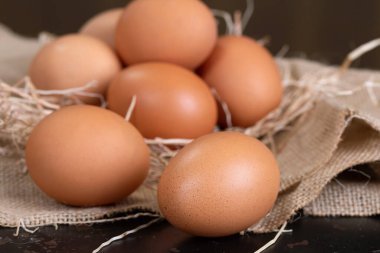 Çiğ organik tavuk yumurtası ve kenevir çuval bezi.