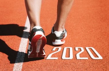 2020 Yeni Yıl Konsepti. Koşu parkurunda koşan koşucu ayaklarının yakın plan çekimi.