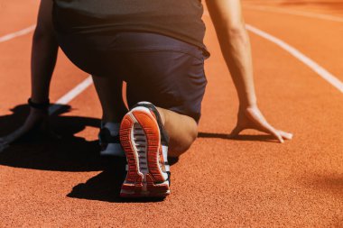 Runner 'ın koşu ayakkabısı esneme hareketine yaklaşın. Runner' ın koşma konseptinden önce. Spor.