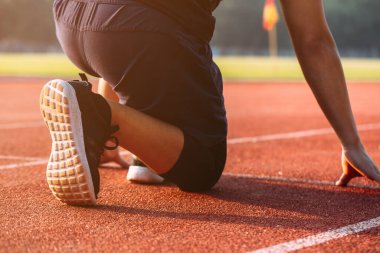 Çalışmaya başlamak için satırda başlayan adam 