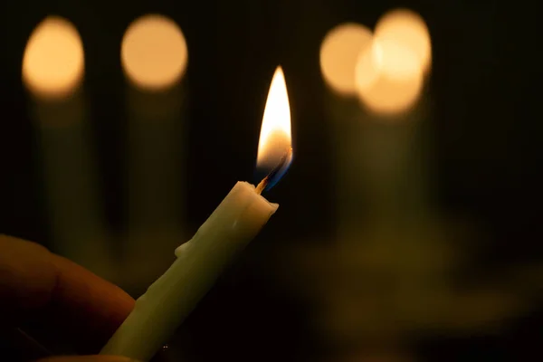 Cierre Las Manos Encendiendo Vigilia Velas Oscuridad Concepto Luz Esperanza —  Fotos de Stock