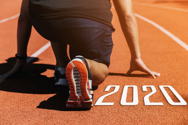 Новый год-2020 Закрыть снимок бегущих по беговой дорожке ног бегуна
