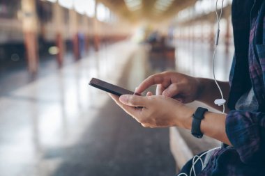 Yakın çekim erkek elleri akıllı telefon kullanıyor.