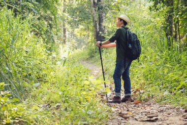 Sırt çantasıyla gezen gezgin. Seyahat tarzı konsept macera. Açık havada yaz tatili.