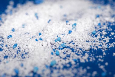 Mavi bezli küçük plastik topaklar. Mikro plastik.