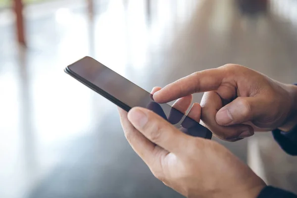 Şehir araştırmalarında ya da sosyal ağ konseptinde akıllı telefon kullanan erkek eli, hipster adam arkadaşlarına SMS mesajı yazıyor
