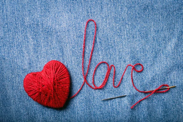 Forma Coração Amor Bordado Com Fio Vermelho Fundo Jeans Jeans — Fotografia de Stock