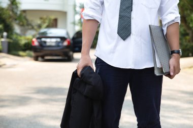 Salgın bir koronavirüsteki işten çıkarma çalışanı. İşsizler sokaklarda yürüyor. İşsizlik kavramı.