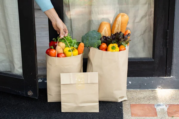 由于Covid 19感染 家庭在检疫时间提供一些食品杂货 前门的购物袋 — 图库照片