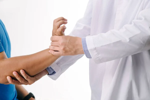 Läkarterapeuten Masserar Patientens Fingerhand Märtutlösande Fingerlock Klinik Eller Sjukhus — Stockfoto