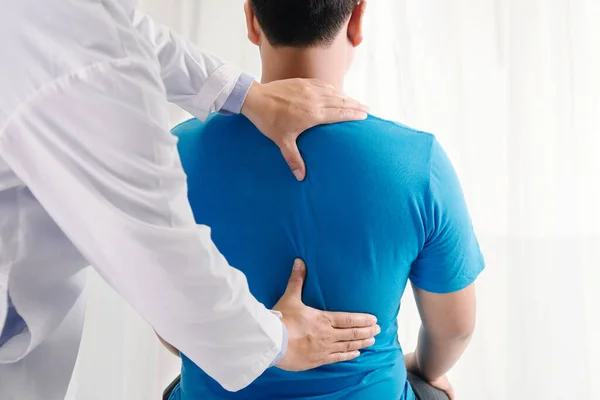 Médico Fisioterapeuta Haciendo Tratamiento Curativo Espalda Del Hombre Paciente Con — Foto de Stock