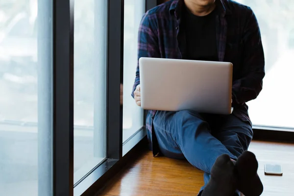 Fiatal Férfi Dolgozik Otthonról Padlón Otthon Használja Laptop Computer Work — Stock Fotó