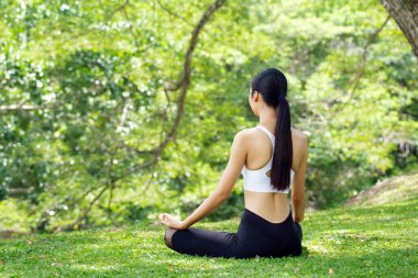 Sakinlik ve rahatlama, Asyalı kadınlar parkta yoga yaparken meditasyon yapıyor. Özgürlük kavramı. Kadın mutluluğu. sağlıklı bir hayat.