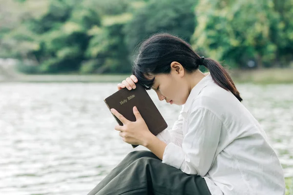 Mulher Segurando Uma Bíblia Fundo Natural Fiel Deus Amo Palavra — Fotografia de Stock