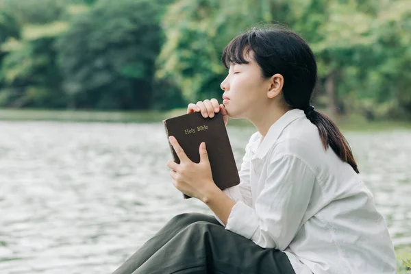 Mujer Sosteniendo Una Biblia Fondo Natural Fiel Dios Amor Palabra — Foto de Stock