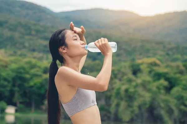 Mädchen Sportbekleidung Trinkt Wasser Nach Der Arbeit Park Outdoor Training — Stockfoto
