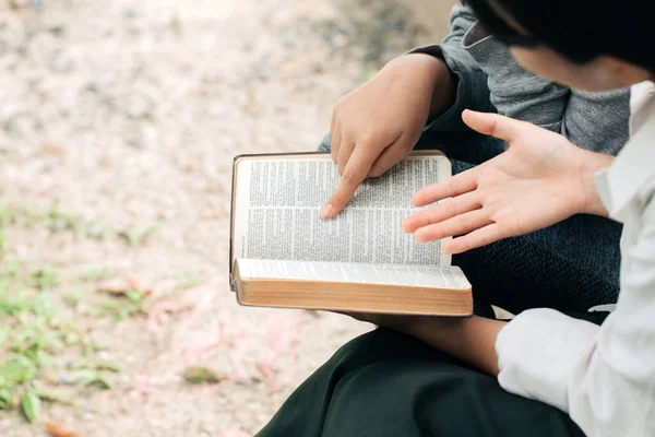 Dos Mujeres Estudiando Hablando Biblia — Foto de Stock