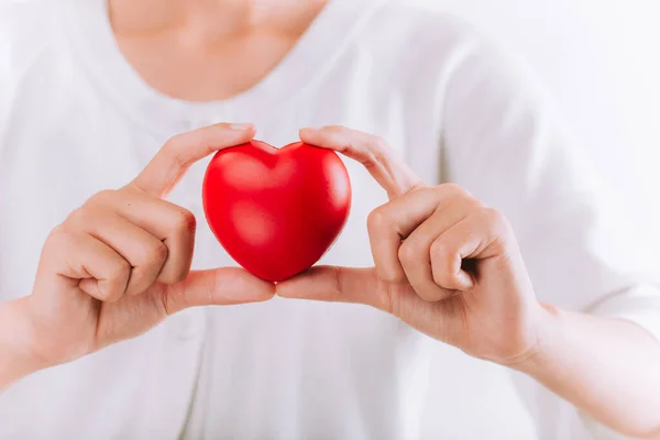 Всемирный День Здоровья Здравоохранение Медицинская Концепция Женщина Красным Сердцем Руках — стоковое фото