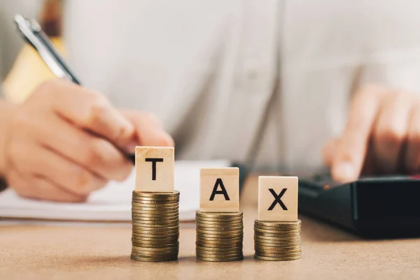 Word Tax Steg Staplade Mynt Som Diagram Upp Över Kvinnor — Stockfoto