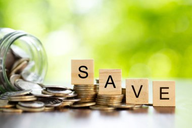 Para paralarını cam kavanozda saklayın. İş, yatırım, emeklilik, finans ve para tasarrufu gelecek kavramlar için..