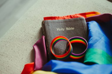 Gökkuşağı bayrakları üzerindeki kutsal İncil, transseksüel LGBT topluluğunun PRIDE 'lerini göstermek için kullandığı renkler..