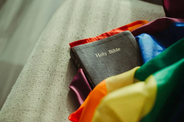 Gökkuşağı bayrakları üzerindeki kutsal İncil, transseksüel LGBT topluluğunun PRIDE 'lerini göstermek için kullandığı renkler..