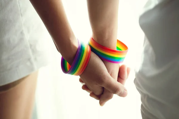 Närbild Lesbiska Par Som Håller Hand Med Regnbåge Mönstrad Handledsförbud — Stockfoto