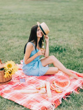Güzel kadın piknikte meyve suyu içiyor