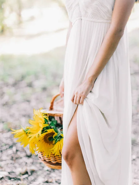 Schönes Mädchen Mit Sonnenblumen Picknick Park Sommer — Stockfoto