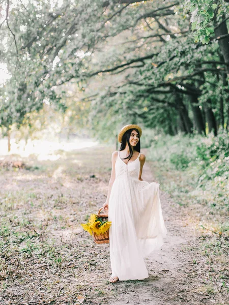Прекрасна Дівчина Соняшниками Пікнік Парку Влітку — стокове фото
