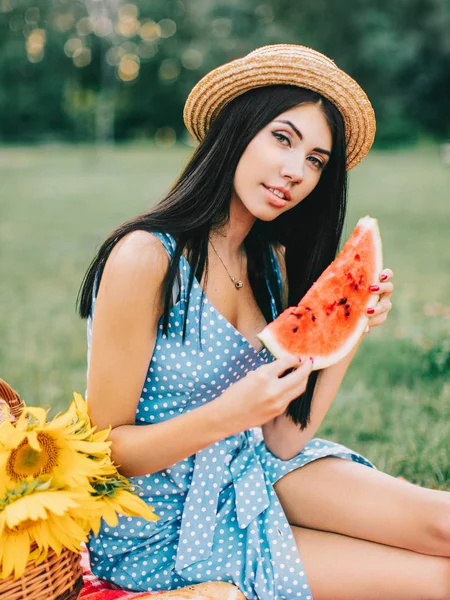 Hermosa Mujer Posando Picnic Comiendo Sandía —  Fotos de Stock