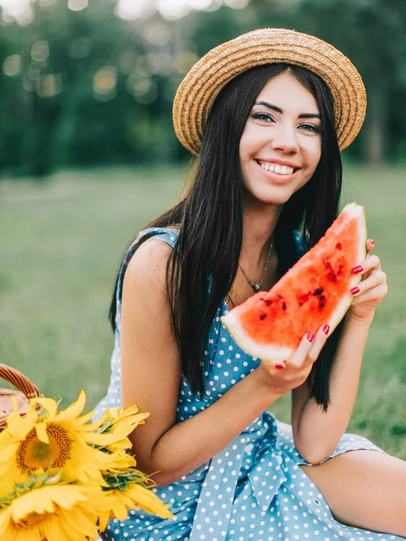 Wanita Cantik Berpose Piknik Dan Makan Semangka — Stok Foto