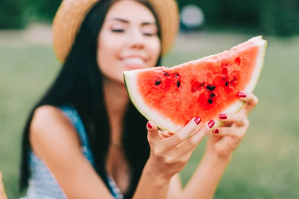 Beautiful Woman Posing Picnic Eating Watermelon — Stock Photo, Image