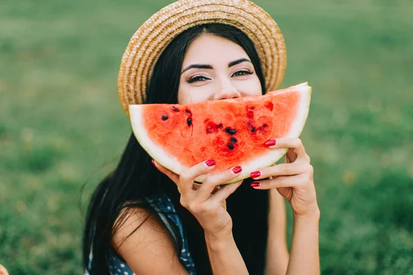 Beautiful Woman Posing Picnic Eating Watermelon — Stock Photo, Image
