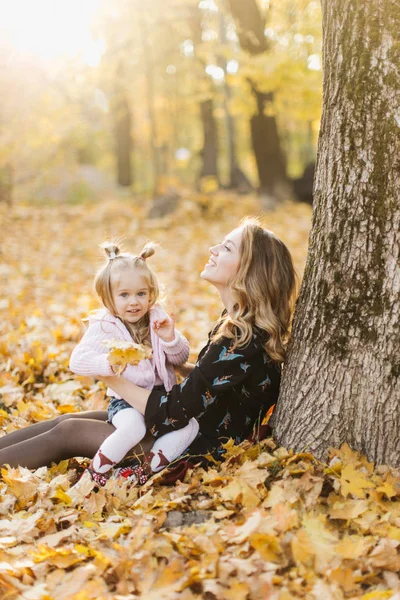 Jovem Mãe Com Bela Filha Estão Andando Parque Outono Dourado — Fotografia de Stock