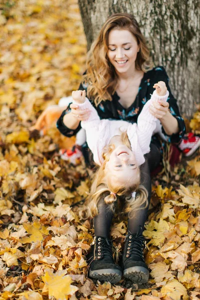 Fiatal Anya Gyönyörű Lánya Séta Parkban Golden Őszi Szórakozni Nevetni — Stock Fotó