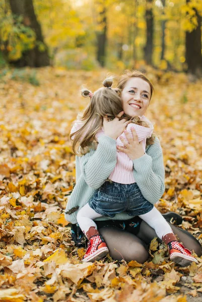Young Mother Beautiful Daughter Walking Park Golden Autumn Have Fun — Stock Photo, Image