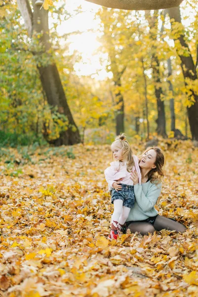 Fiatal Anya Gyönyörű Lánya Séta Parkban Golden Őszi Szórakozni Nevetni — Stock Fotó