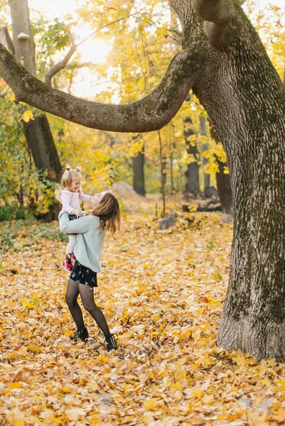 Güzel Kızı Ile Genç Anne Altın Sonbaharda Parkta Yürüyüş Gül — Stok fotoğraf