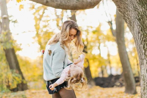 Ung Mamma Med Vackra Dotter Vandrar Parken Den Gyllene Hösten — Stockfoto